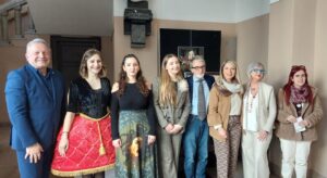 Non sempre rosso. Sguardi diversi sulla donna