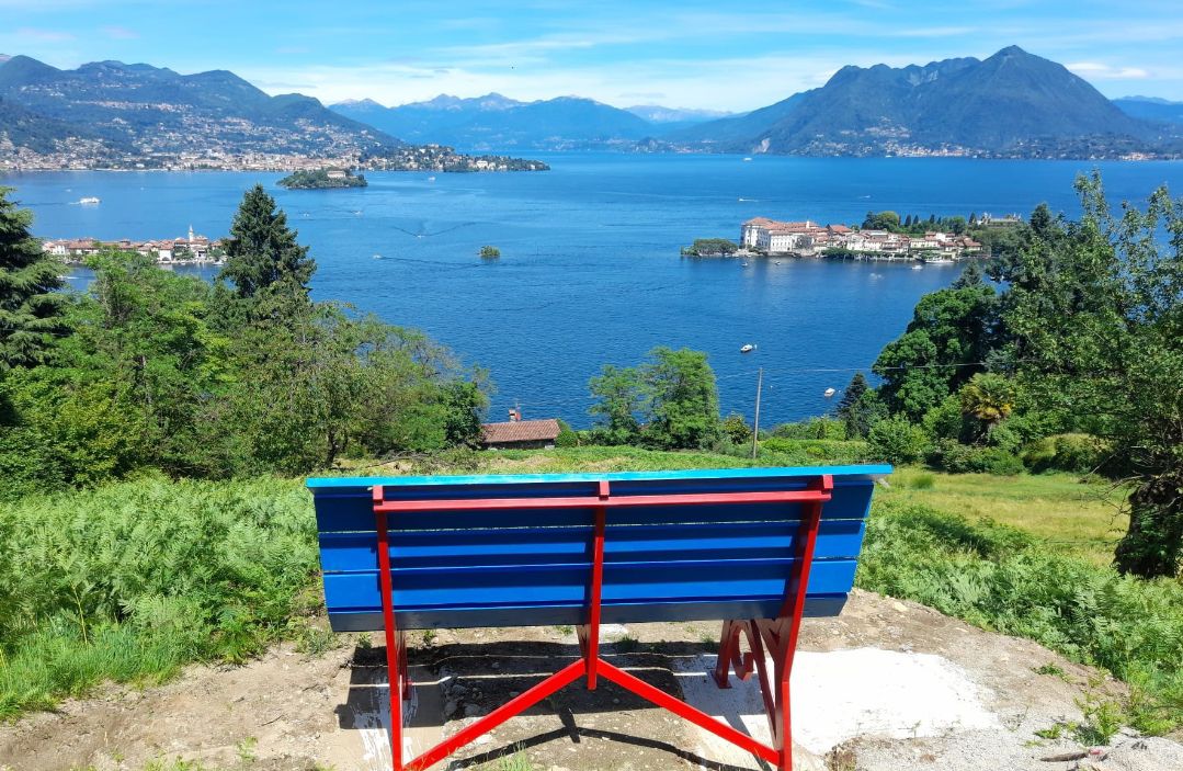 Una panchina con vista: la Big Bench di Stresa tra il Lido di Carciano e Campino